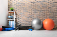 Therapieraum mit Übungsgeräten und Gymnastikbällen