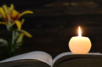 Kerze auf Buch