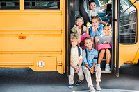 Schulbus mit Kindern